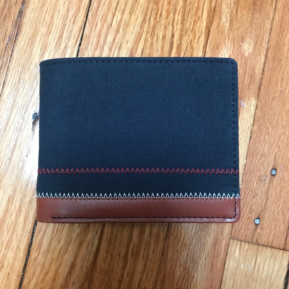 NWOT TOMMY HILFIGER NAVY FABRIC/TAN DBL BILLFOLD